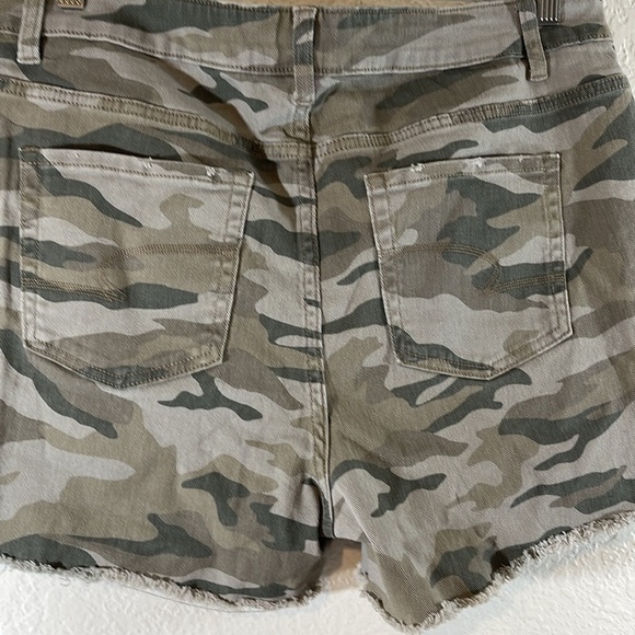 TIME AND TRU HIGH RISE CAMOUFLAGE RAW HEM DISTRESSED BUTTON FLY SHORT SIZE 18 - Picture 5 of 8